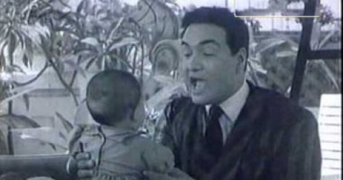 اتتذكرون طفل أغنية "ماما زمنها جاية"؟!.. لن تصدقوا كيف أصبح شكله بعمر 65 عام