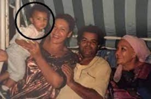 خمنوا من تكون هذه الطفلة التي اصبحت فنانة شهيرة وهربت ليلة دخلتها؟