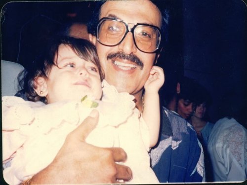 هذه الطفلة التي يحتضنها الفنان سمير غانم أصبحت من أجمل واشهر الفنانات؟؟؟