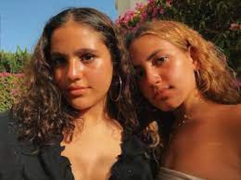 شاهد.. جنا وكنزي عمرو دياب تثيران الجدل