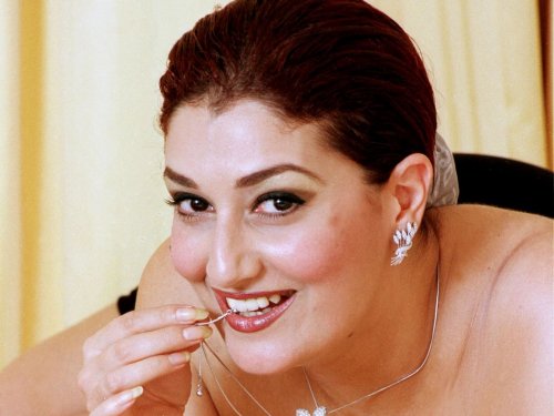 سألوا غادة عبد الرازق اتجوزتي من عصام الحضري "عرفي" ليه؟.. فانهارت واعترفت بكل شيء!