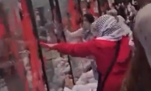 محتجون يلطخون واجهة قنصلية إسرائيلية باللون الأحمر .. فيديو