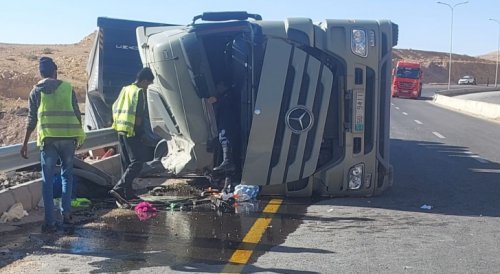 انقلاب شاحنة على طريق النقب