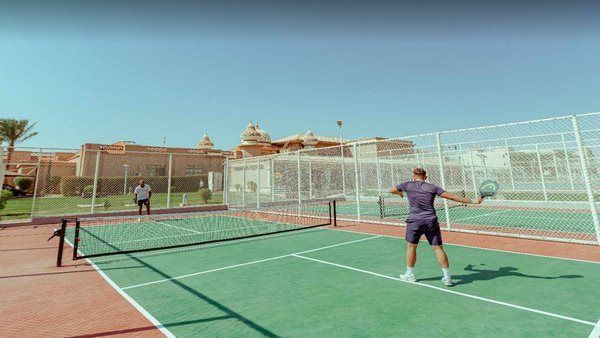 لأول مرة في مصر.. كامل أبو علي يفتتح ملاعب "بيكل بول" بالغردقة تشجعيا للسياحة الرياضية