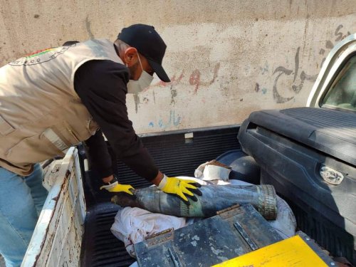 بالصور .. طواقم الهندسة تزيل الصواريخ التي لم تنفجر في غزة