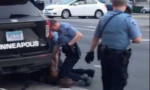 الشرطي قاتل جورج فلويد يتعرض للطعن في السجن .. تفاصيل