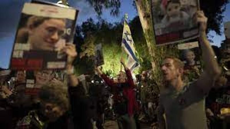 إعلام إسرائيلي : إسرائيل تسلمت أسماء 13 محتجزا متوقع إطلاق سراحهم اليوم