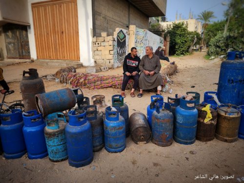 بعد دخول كميات قليلة منه طوابير من أجل الطحين والغاز بغزة .. صور وفيديو