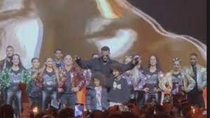 شاهد.. لحظة صعود ابناء محمد رمضان مسرح حفلته في الرياض