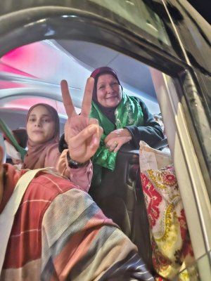 نقل 42 أسيرًا فلسطينيًا إلى عوفر تمهيدًا للإفراج عنهم