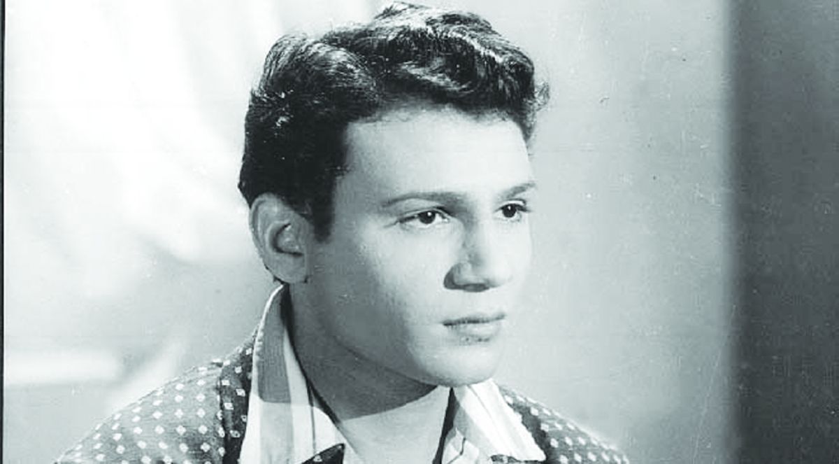 من هي الفنانة التي أمسك بيدها العندليب 4 ساعات قبل رحيله وطلب منها تقرأ القرآن له ؟