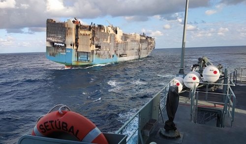 غرق سفينة شحن على متنها 14 شخصًا في اليونان