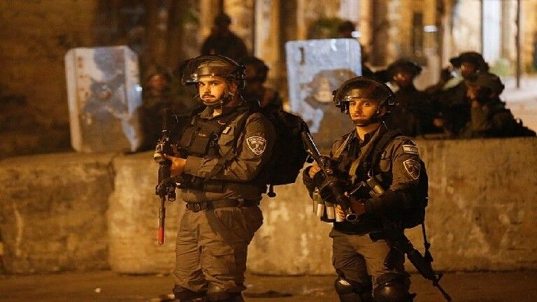 لحظة لقاء الأسيرة إسراء جعابيص بعائلتها والاحتلال الإسرائيلي يحول منزلها لثكنة عسكرية