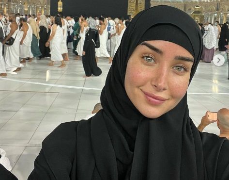 أول ظهور لـ هنا الزاهد من أمام الكعبة وتعلق: فيه حاجات جميلة مستنياني