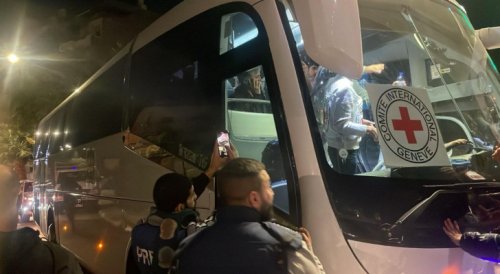 خروج حافلة الأسرى الفلسطينيين من سجن عوفر .. فيديو