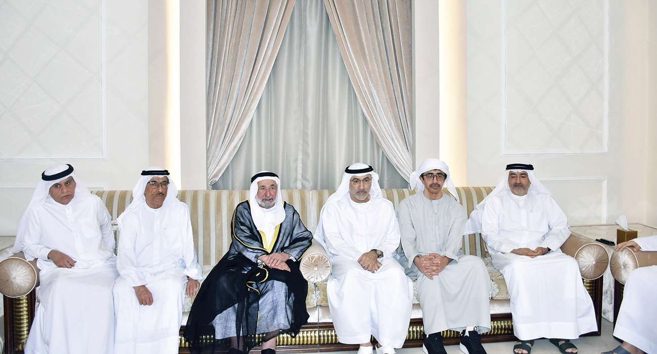 سلطان القاسمي وسعود بن صقر وأحمد بن محمد يعزون في وفاة محمد العويس