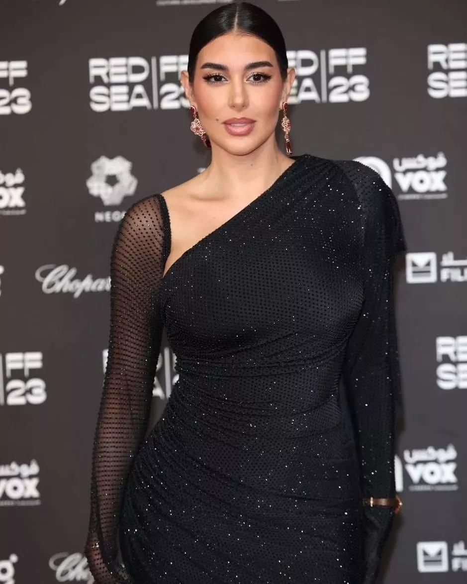 بالأسود.. ياسمين صبري تتألق في مهرجان البحر الأحمر السينمائي