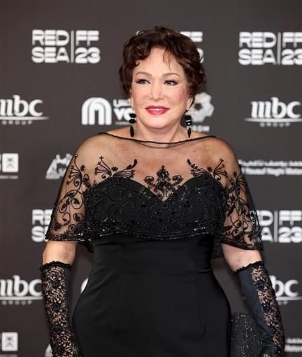 بالأسود.. ياسمين صبري تتألق في مهرجان البحر الأحمر السينمائي