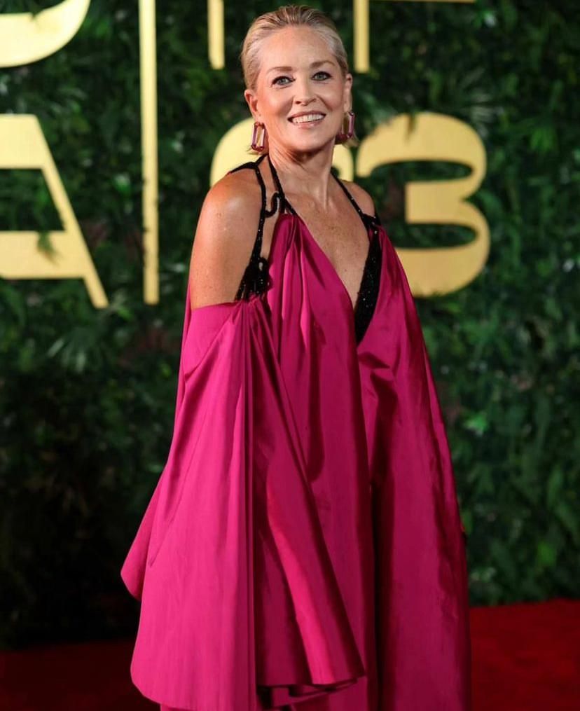 بالأسود.. ياسمين صبري تتألق في مهرجان البحر الأحمر السينمائي