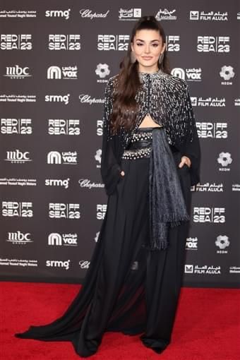 بالأسود.. ياسمين صبري تتألق في مهرجان البحر الأحمر السينمائي
