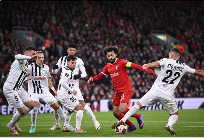 محمد صلاح يصنع تقدم ليفربول ضد لاسك لينز بهدفين فى شوط مثير.. فيديو