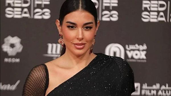 بالأسود.. ياسمين صبري تتألق في مهرجان البحر الأحمر السينمائي