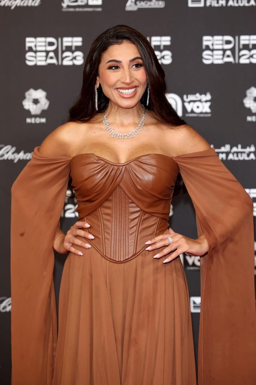 بالأسود.. ياسمين صبري تتألق في مهرجان البحر الأحمر السينمائي