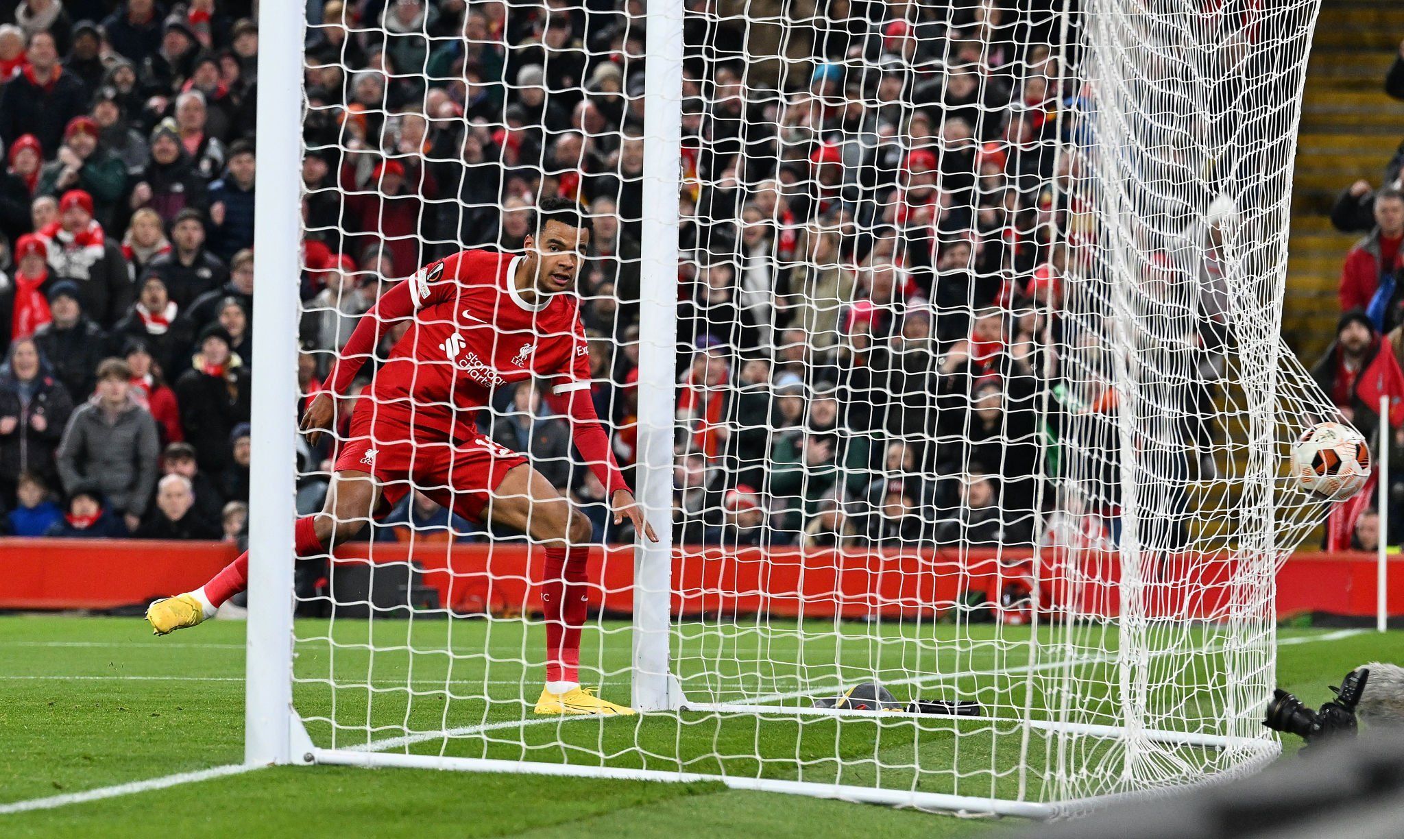 محمد صلاح يصنع تقدم ليفربول ضد لاسك لينز بهدفين فى شوط مثير.. فيديو