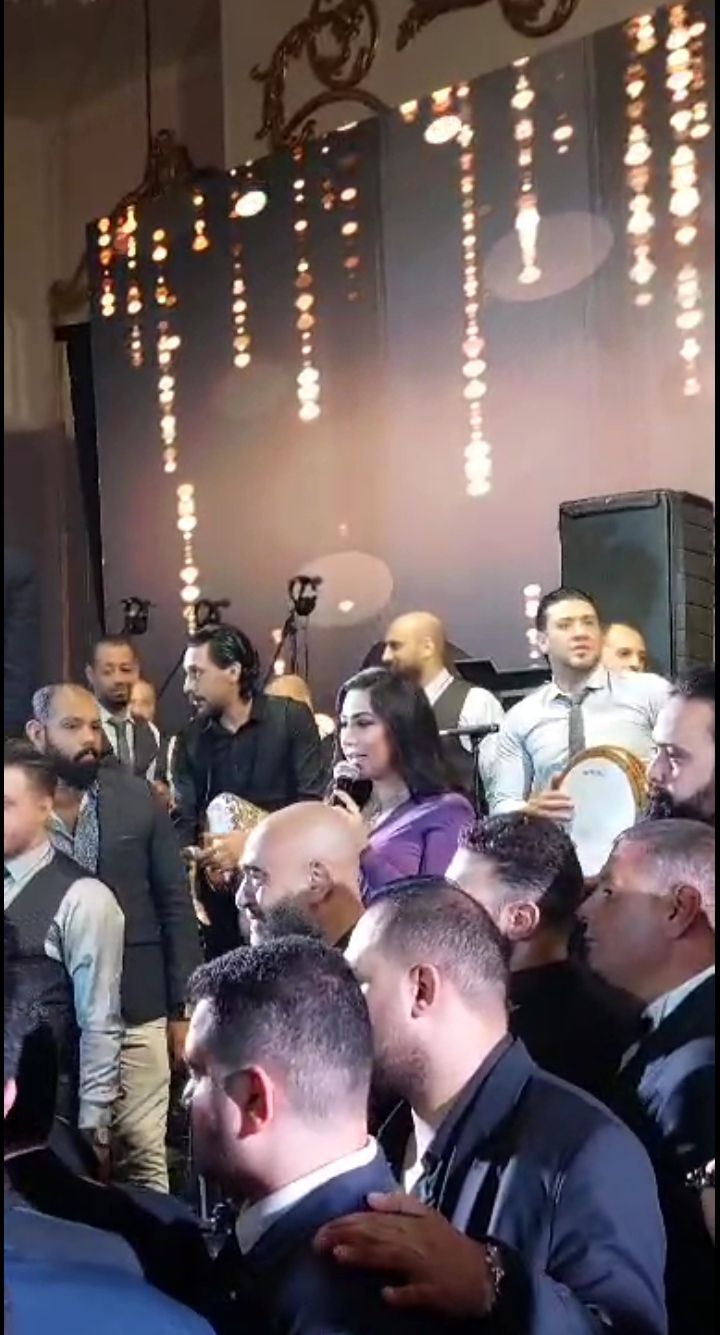 بوسي أول الحضور حفل زفاف نجل نشأت الديهي