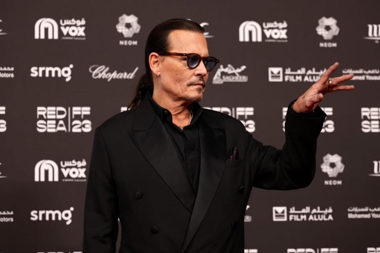 بالأسود.. ياسمين صبري تتألق في مهرجان البحر الأحمر السينمائي