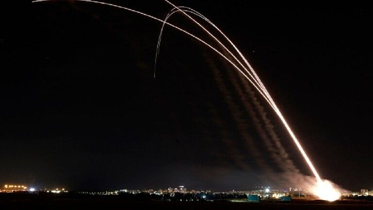 كتائب القسام توجه ضربات صاروخية متتالية على مناطق واسعة من إسرائيل