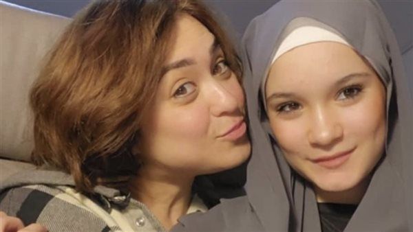 بسبب ارتداء ابنتها للحجاب.. مروة عبدالمنعم في صدارة جوجل