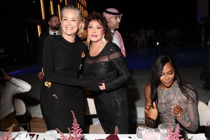 بالصور.. مزاح وضحكات بين لبلبة وشارون ستون ضمن فعاليات البحر الأحمر