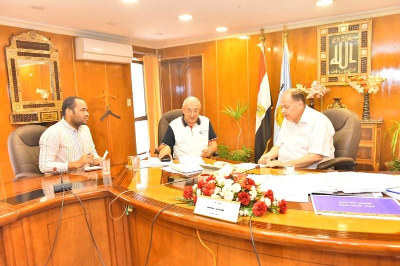 محافظ أسيوط يؤكد تكثيف الحملات على الأسواق لمنع المغالاة في الأسعار