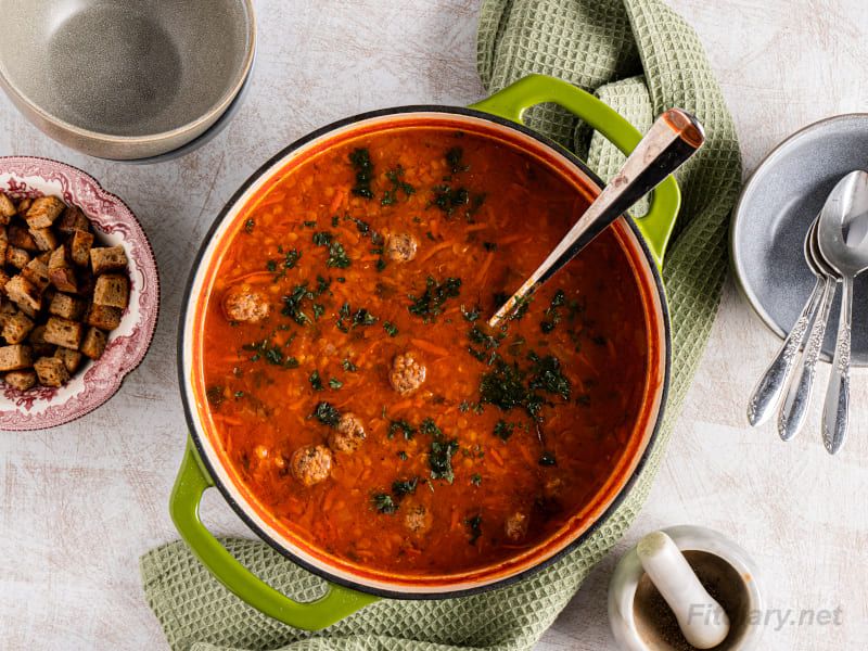 شوربة العدس بالطماطم مع كرات اللحمة
