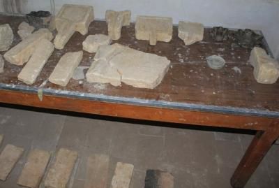 الآثار تتسلم 121 قطعة حجرية أثرية من الجوف