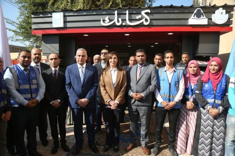 وزيرة الثقافة ومحافظ سوهاج يفتتحان مشروع ”كشك كتابك” بقرية ”أولاد سلامة”