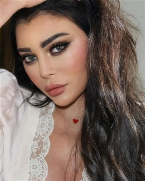 شاهد.. هيفاء وهبي فى احدث ظهور لها ببدلة بيضاء أنيقة