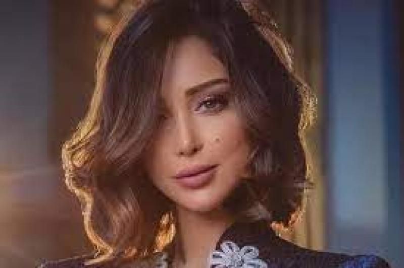 بالصور.. بسمة بوسيل تؤدي مناسك العمرة برفقة والدتها