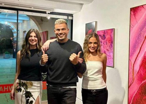 عمرو دياب يحضر افتتاح المعرض الفني لابنته