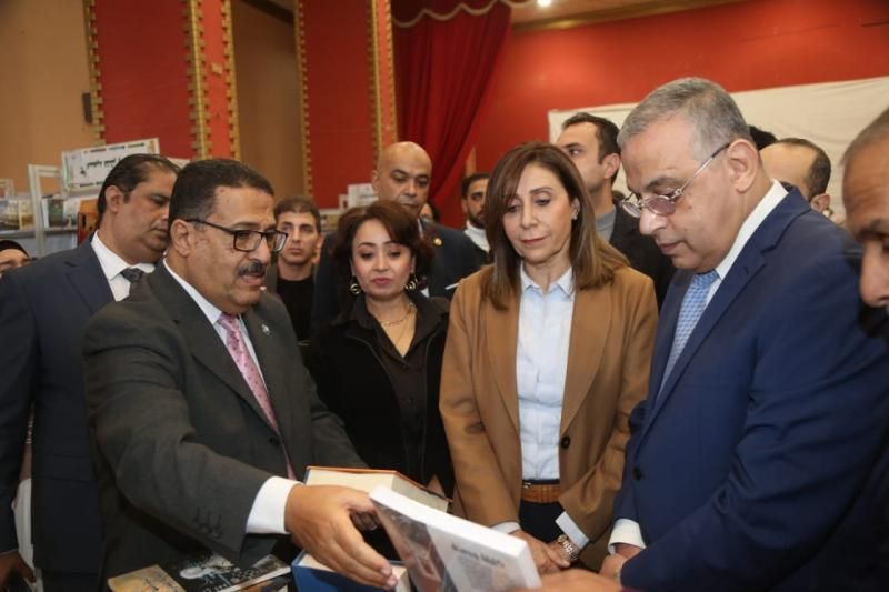 وزيرة الثقافة ومحافظ سوهاج يفتتحان معرِض الكتاب الأول بمحافظة سوهاج
