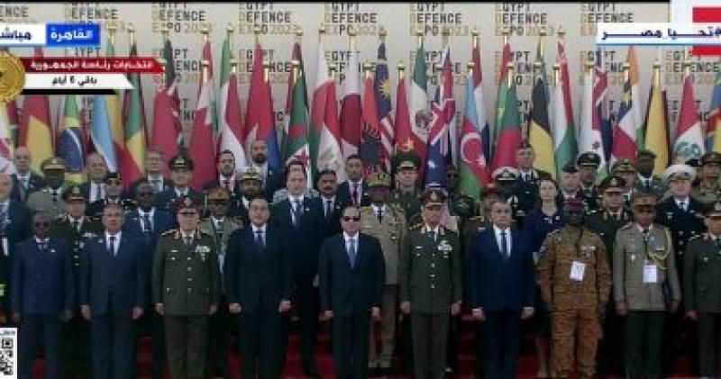 الرئيس السيسي يلتقط صورة تذكارية مع المشاركين بمعرض إيديكس 2023