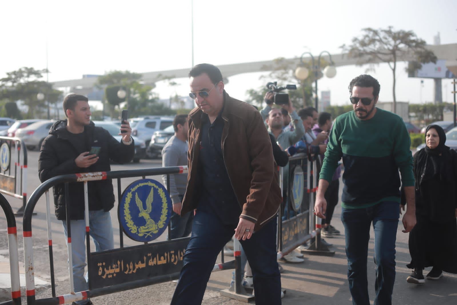 هشام إسماعيل يشارك في جنازة ناهد فريد شوقي