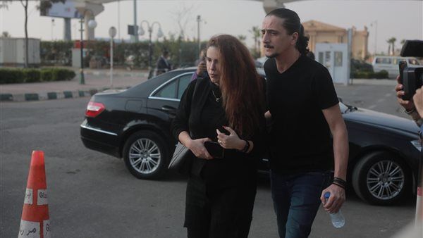 دنيا عبد العزيز برفقة زوجها في جنازة ناهد فريد شوقي