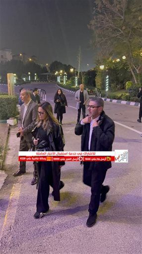 بالأحضان.. داليا البحيري تواسي ريهام عبد الغفور في عزاء والدها