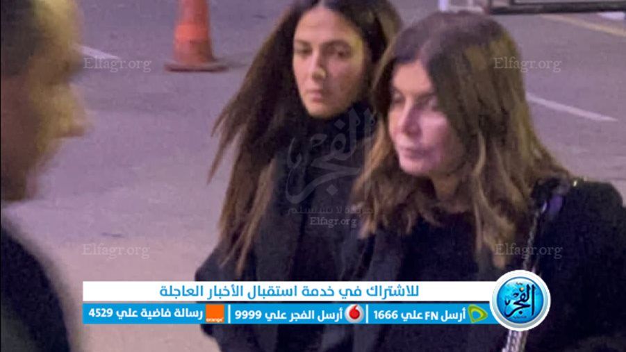 بالأحضان.. داليا البحيري تواسي ريهام عبد الغفور في عزاء والدها