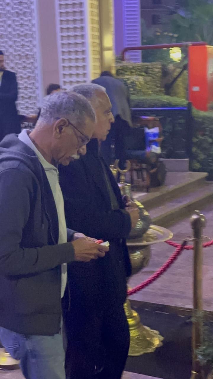 سيد رجب يؤدي واجب العزاء في أشرف عبد الغفور