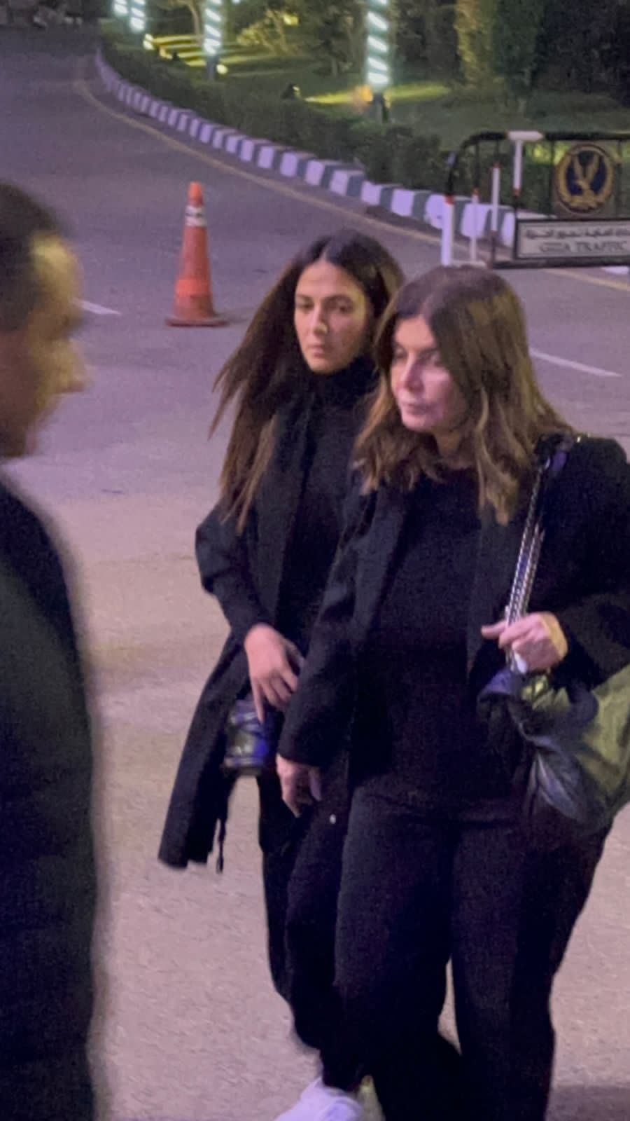 بملامح الحزن.. ميرفت أمين ودنيا سمير غانم أبرز الحضور في عزاء أشرف عبد الغفور