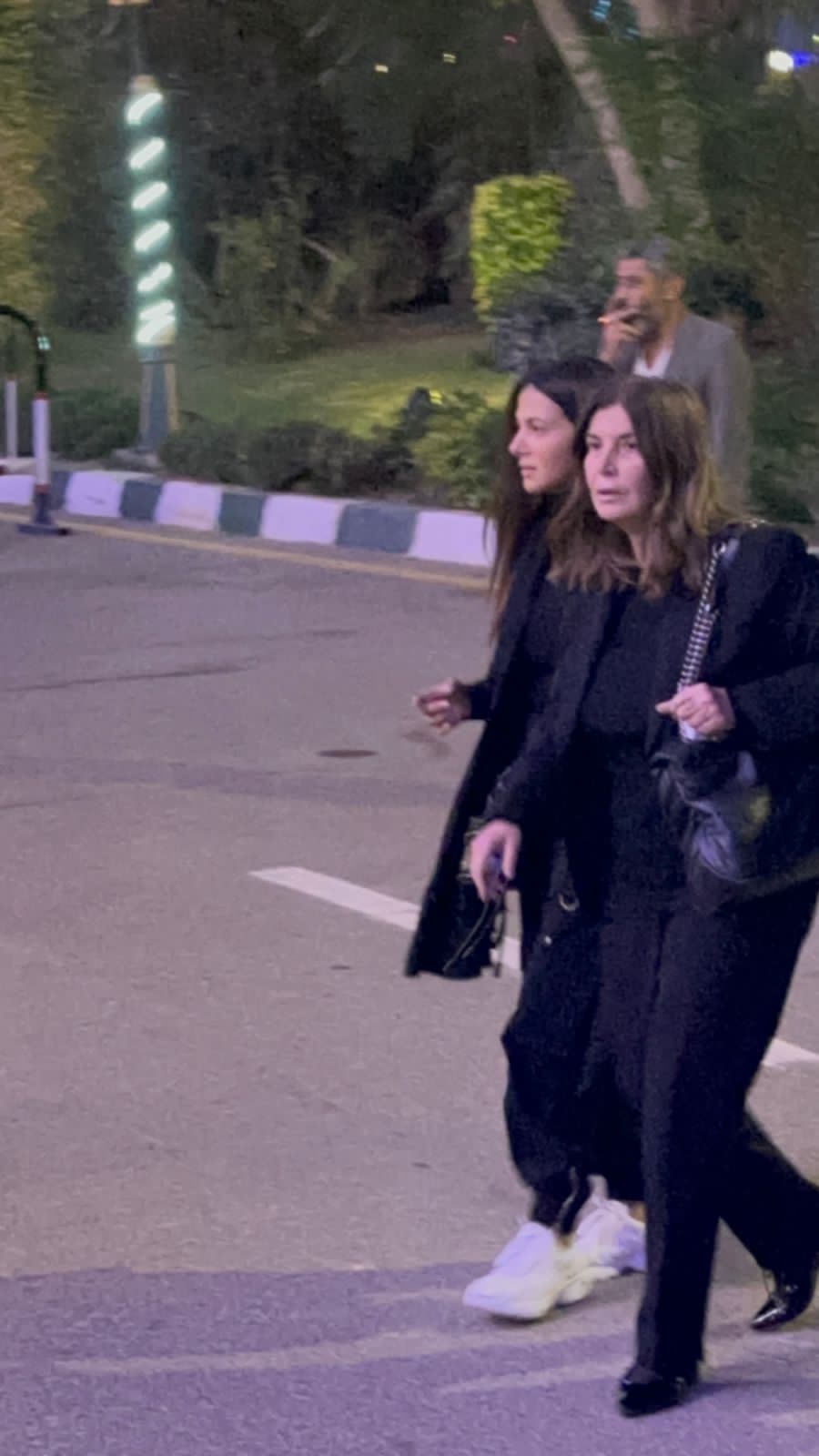 بملامح الحزن.. ميرفت أمين ودنيا سمير غانم أبرز الحضور في عزاء أشرف عبد الغفور