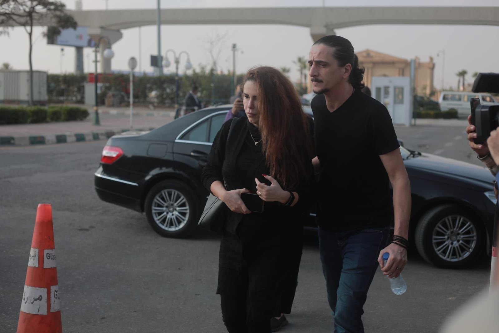 دنيا عبد العزيز برفقة زوجها في جنازة ناهد فريد شوقي